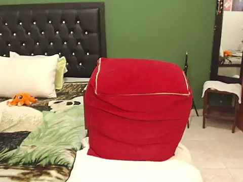 Estefani 32 online show from 5, 2, 2025