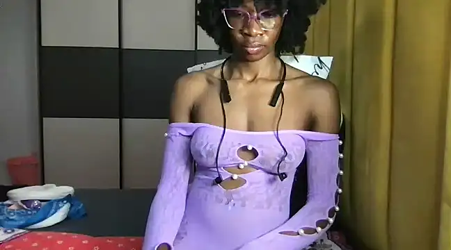 Snapshot of choco_petite chatting on 4, 3, 2025 choco petite online show from 4, 3, 2025