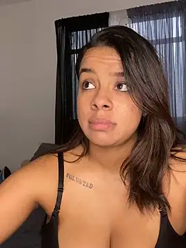 Snapshot of trianawhite chatting on 5, 3, 2025 trianawhite online show from 5, 3, 2025