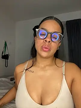 Snapshot of trianawhite chatting on 16, 12, 2025 trianawhite online show from 16, 12, 2025