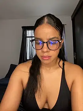 Snapshot of trianawhite chatting on 5, 3, 2026 trianawhite online show from 5, 3, 2026