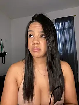 Snapshot of trianawhite chatting on 9, 4, 2026 trianawhite online show from 9, 4, 2026