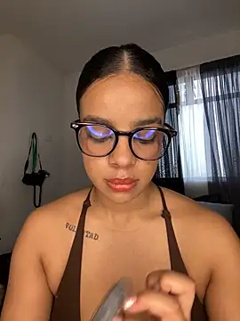 Snapshot of trianawhite chatting on 11, 4, 2026 trianawhite online show from 11, 4, 2026