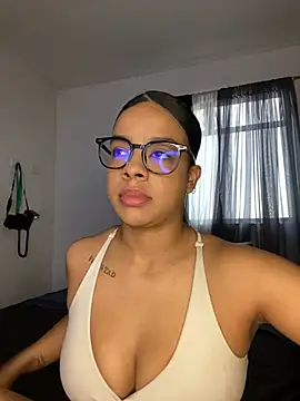 Snapshot of trianawhite chatting on 13, 4, 2026 trianawhite online show from 13, 4, 2026