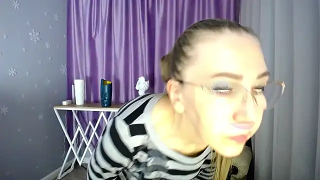 Snapshot of queen_a_n_i chatting on 8, 3, 2025 queen a n i online show from 8, 3, 2025