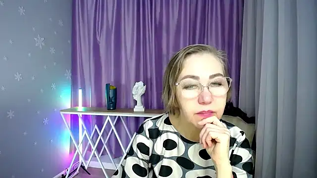 Snapshot of queen_a_n_i chatting on 15, 11, 2025 queen a n i online show from 15, 11, 2025