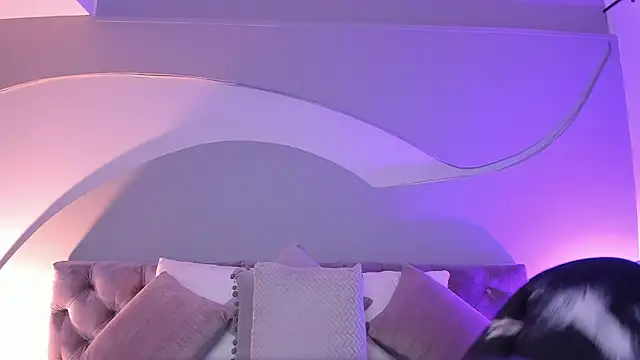 Nicolle W online show from 7, 2, 2025