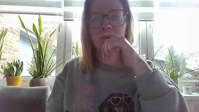 Snapshot of LiquidLeonie chatting on 2, 4, 2026 LiquidLeonie online show from 2, 4, 2026
