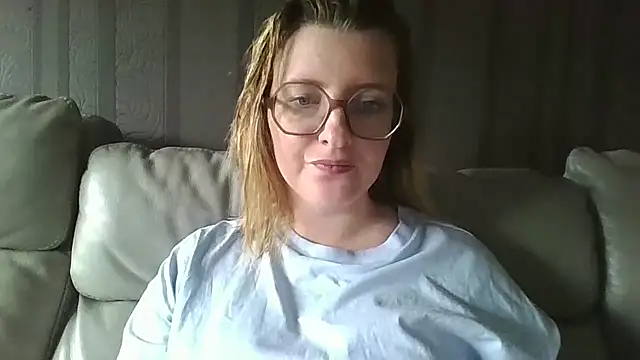 Snapshot of LiquidLeonie chatting on 5, 4, 2026 LiquidLeonie online show from 5, 4, 2026