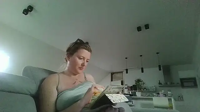 Snapshot of LiquidLeonie chatting on 3, 5, 2026 LiquidLeonie online show from 3, 5, 2026