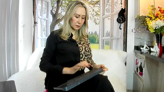 Snapshot of ashleymilf_1 chatting on 3, 4, 2026 ashleymilf 1 online show from 3, 4, 2026