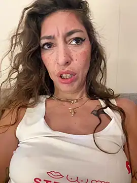 Snapshot of amanilouve chatting on 17, 11, 2025 amanilouve online show from 17, 11, 2025