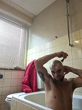 Snapshot of Ladyshaker82 chatting on 8, 11, 2025 Ladyshaker82 online show from 8, 11, 2025