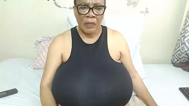 Snapshot of DairyQueen2 chatting on 31, 10, 2025 DairyQueen2 online show from 31, 10, 2025