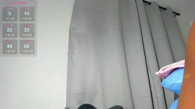 Snapshot of caroline_tovar chatting on 4, 4, 2026 caroline tovar online show from 4, 4, 2026