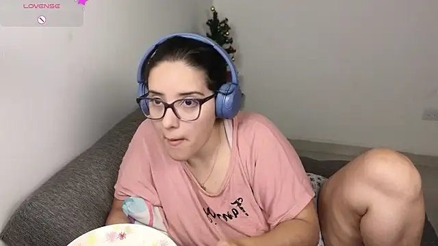 Snapshot of blue__moon_ chatting on 23, 12, 2025 blue moon online show from 23, 12, 2025