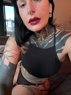 Snapshot of InkedBiitch chatting on 28, 4, 2026 InkedBiitch online show from 28, 4, 2026