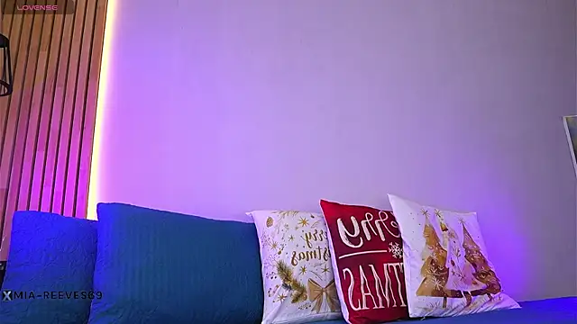 Snapshot of mia-reeves chatting on 4, 12, 2025 mia-reeves online show from 4, 12, 2025