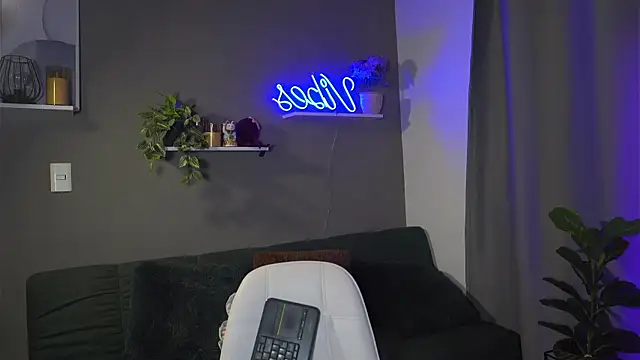 Snapshot of HannahEvanss chatting on 11, 10, 2025 HannahEvanss online show from 11, 10, 2025