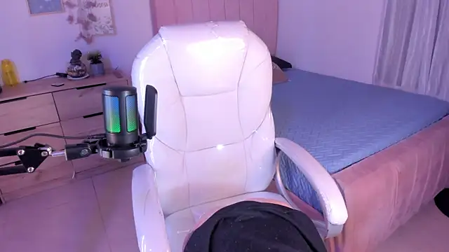 Amaia Daniells online show from 5, 3, 2025