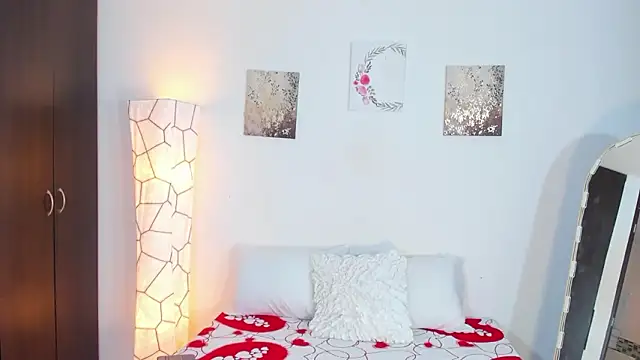 Snapshot of SarahCinnamon- chatting on 14, 2, 2026 SarahCinnamon- online show from 14, 2, 2026