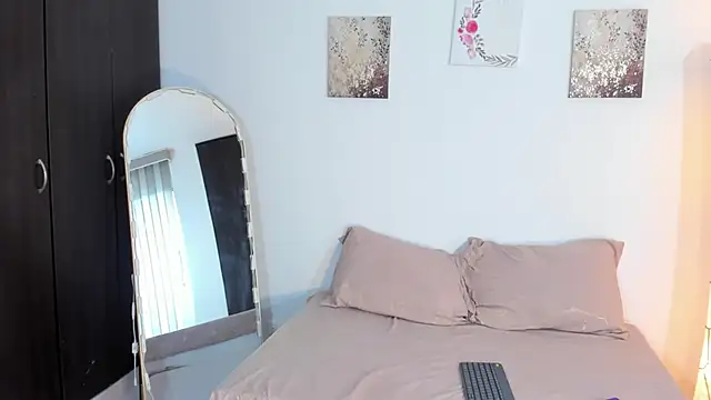 Snapshot of SarahCinnamon- chatting on 17, 2, 2026 SarahCinnamon- online show from 17, 2, 2026