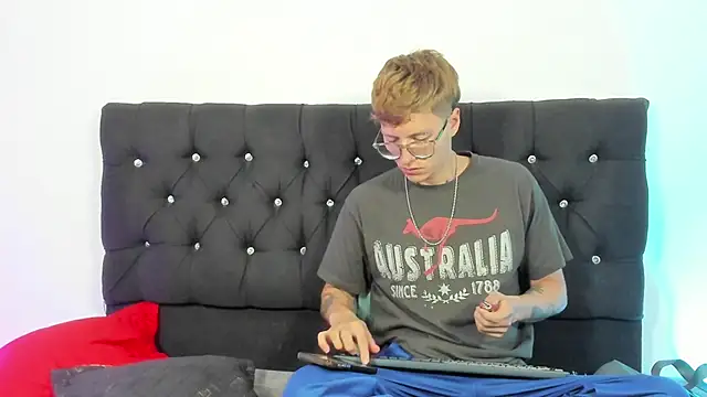 Snapshot of A_sexy_couple__ chatting on 5, 10, 2025 A sexy couple   online show from 5, 10, 2025