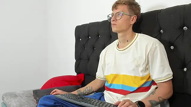 Snapshot of A_sexy_couple__ chatting on 5, 10, 2025 A sexy couple   online show from 5, 10, 2025