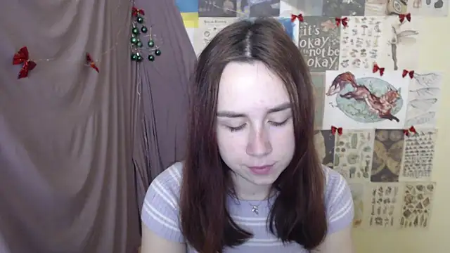 Snapshot of VeryVeryVeryShy_ chatting on 17, 12, 2025 VeryVeryVeryShy online show from 17, 12, 2025