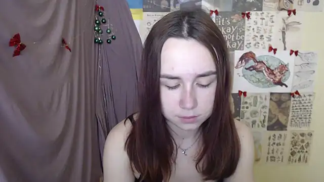 Snapshot of VeryVeryVeryShy_ chatting on 18, 12, 2025 VeryVeryVeryShy online show from 18, 12, 2025