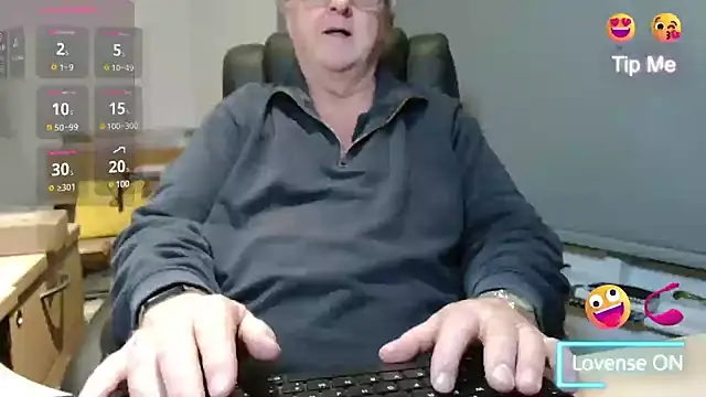 Snapshot of bigbadjon69 chatting on 11, 3, 2025 bigbadjon69 online show from 11, 3, 2025