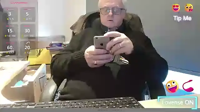 Snapshot of bigbadjon69 chatting on 19, 11, 2025 bigbadjon69 online show from 19, 11, 2025