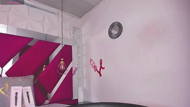 Penelope Tits online show from 4, 3, 2025