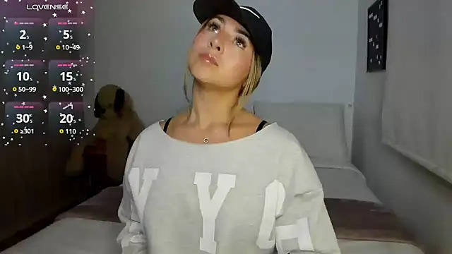 Snapshot of sophi_mooreno chatting on 28, 10, 2025 sophi mooreno online show from 28, 10, 2025