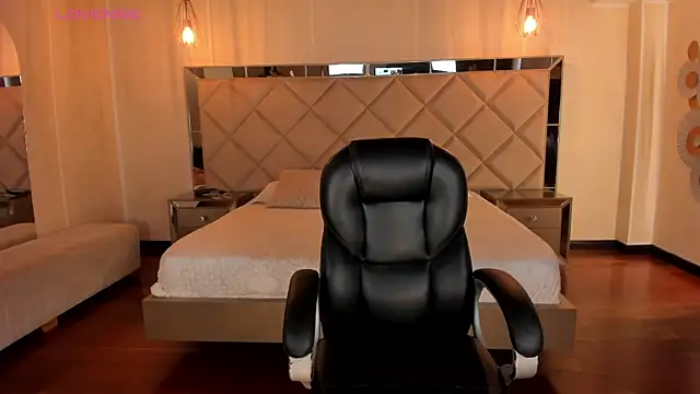 Snapshot of MaryLewis_ chatting on 10, 4, 2026 MaryLewis online show from 10, 4, 2026