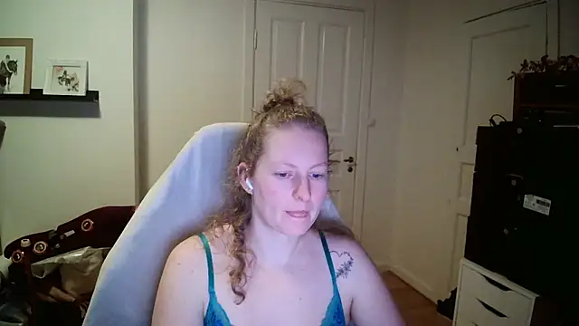 Girlnina-1995 online show from 2, 2, 2026