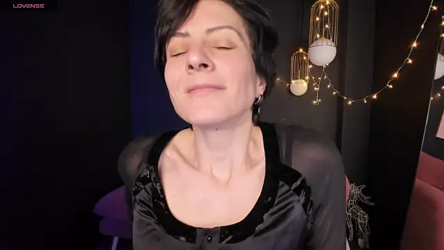 Snapshot of LorenDaze chatting on 5, 2, 2025 LorenDaze online show from 5, 2, 2025