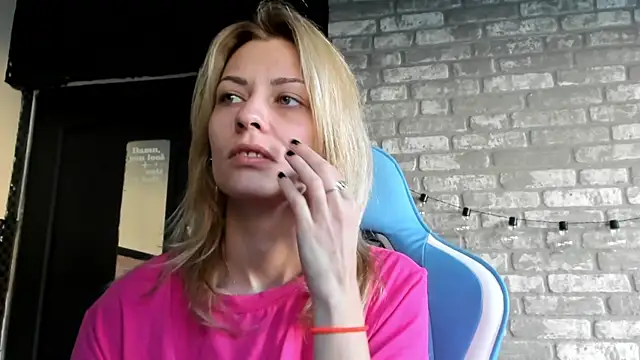 Snapshot of karo123421 chatting on 13, 11, 2025 karo123421 online show from 13, 11, 2025