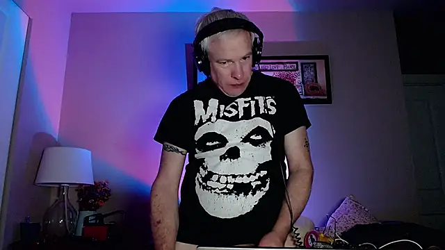 Snarfle82 online show from 20, 11, 2025