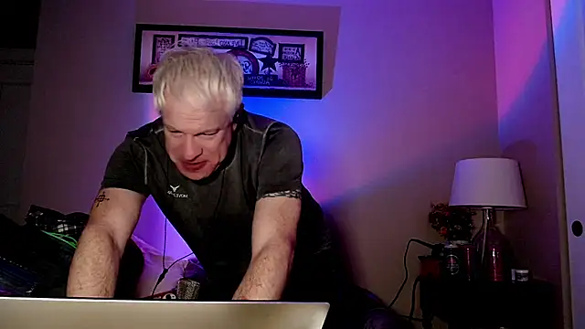 Snarfle82 online show from 15, 12, 2025