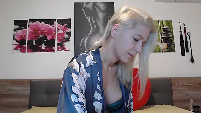 Naschkatze01 online show from 17, 11, 2025