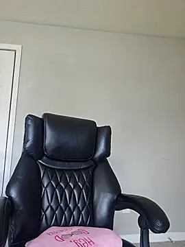Snapshot of oliviaprettypussy chatting on 27, 3, 2026 oliviaprettypussy online show from 27, 3, 2026