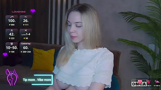 Snapshot of Holl1Would chatting on 3, 3, 2025 Holl1Would online show from 3, 3, 2025