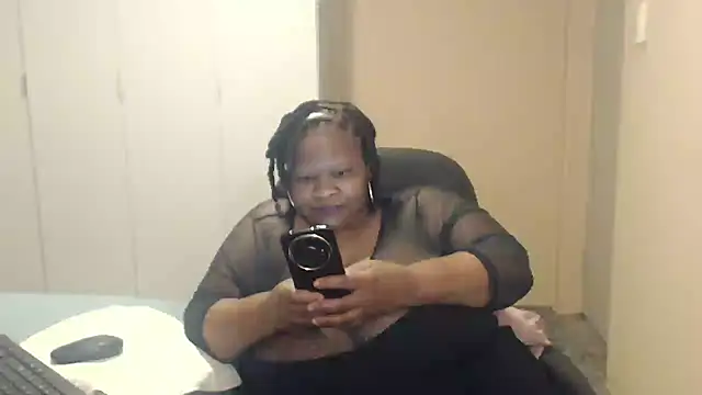 Snapshot of sweetnoziexx chatting on 24, 9, 2025 sweetnoziexx online show from 24, 9, 2025