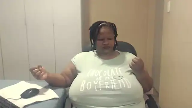 Snapshot of sweetnoziexx chatting on 28, 9, 2025 sweetnoziexx online show from 28, 9, 2025