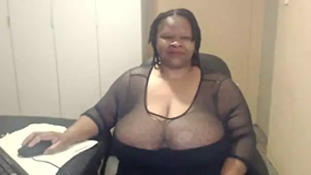 Snapshot of sweetnoziexx chatting on 28, 10, 2025 sweetnoziexx online show from 28, 10, 2025