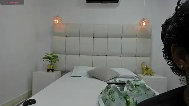 DanielleEvans  online show from 11, 11, 2025