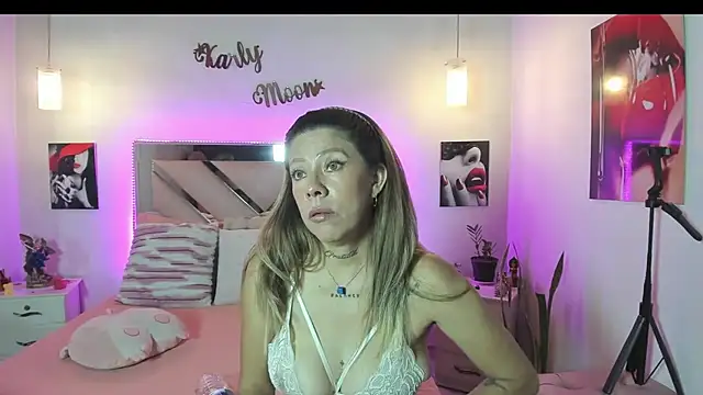 Karly moon online show from 16, 4, 2026