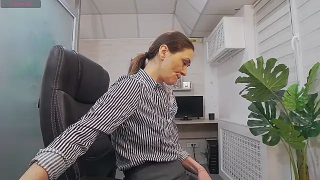 Snapshot of EllaMilf_ chatting on 3, 3, 2025 EllaMilf online show from 3, 3, 2025