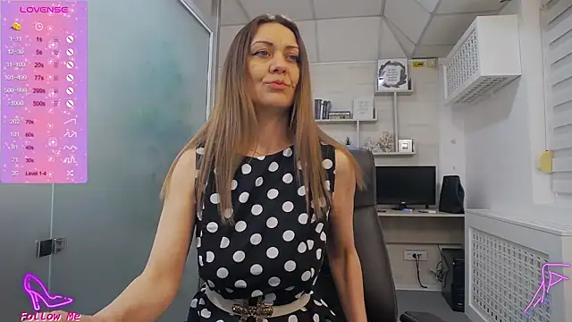 Snapshot of EllaMilf_ chatting on 6, 3, 2025 EllaMilf online show from 6, 3, 2025